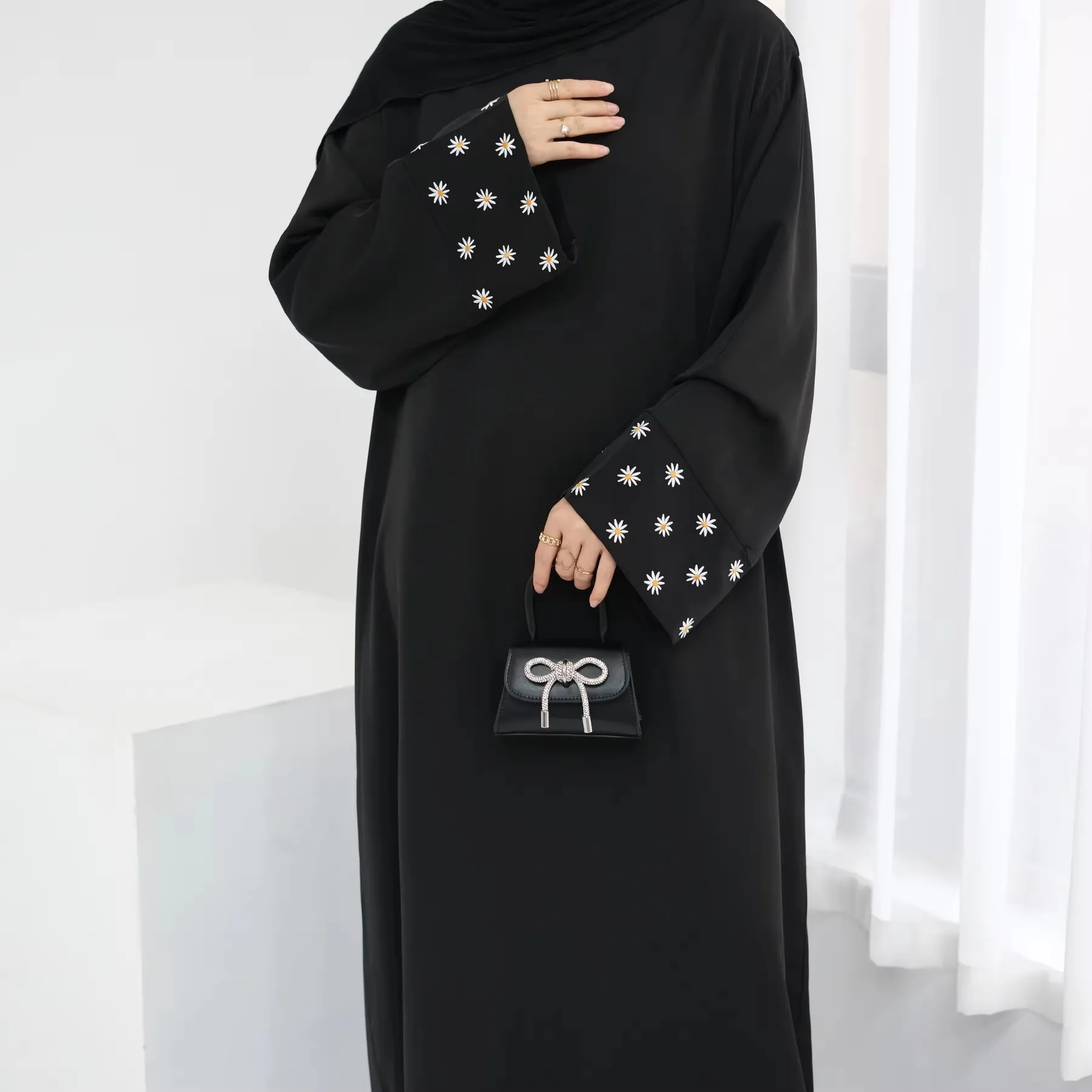 Daisy Embroidered Closed Abaya Muslim Dress for Women, Dubai Turkish Islamic Clothing, Loose Hijabi Robe, Ramadan Eid, Summer