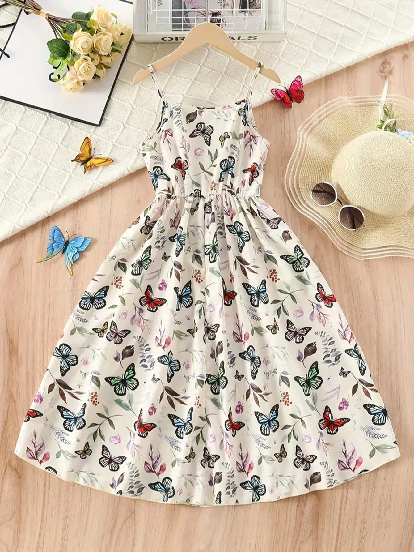 

Элегантное летнее женское платье без рукавов с V-образным вырезом и принтом бабочек