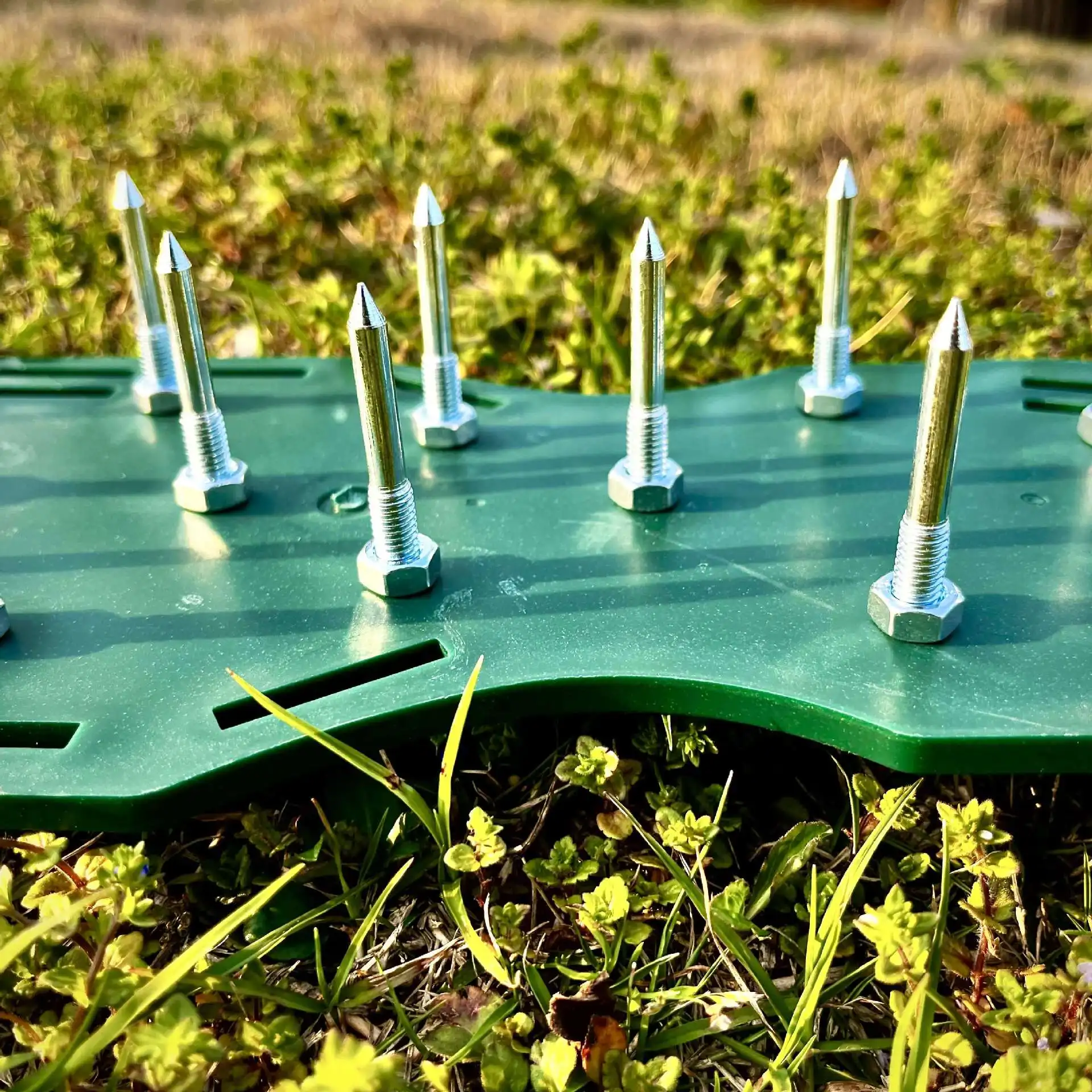 

Garden soil shoes; grass spike shoes; garden spike shoes lawn inflatable soil shoes; self-leveling epoxy garden tools.
