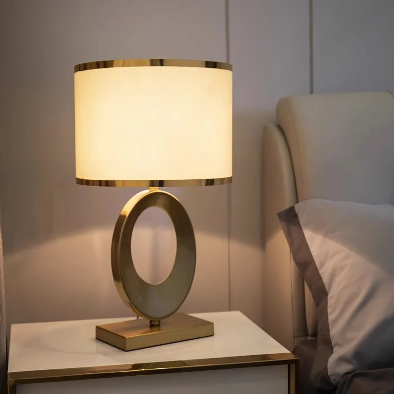 Lampada da scrivania in tessuto di lusso leggero in metallo nordico Soggiorno Studio Lampada da lettura da comodino moderna semplice con decorazione retrò