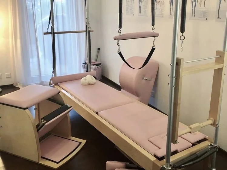 

-Деревянный алюминиевый реформатор для пилатеса, кровать с розовым сердечником, студийная машина, алюминиевый ярко-розовый реформатор для пилатеса