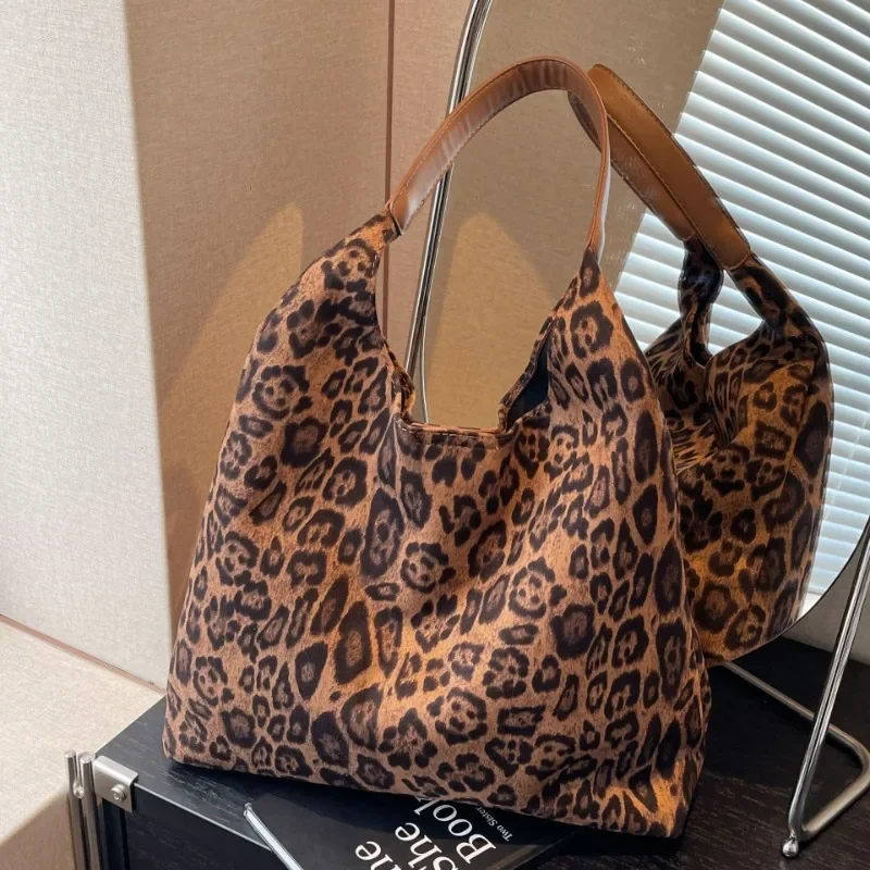 

Premium Texture Tote Bag Women's Large-capacity Underarm Bag Ins Style Retro Leopard Print Flannel Shoulder Messenger Bag