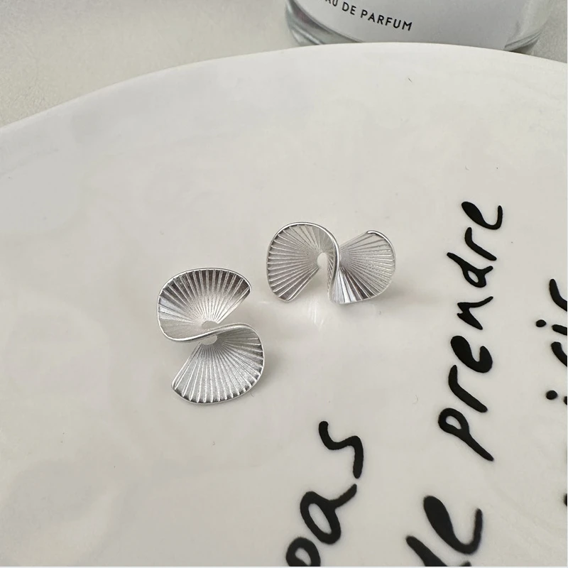 S925 pure silver Korean version niche design fan-shaped earrings Korean fashion sense matte retro earrings ear accessories