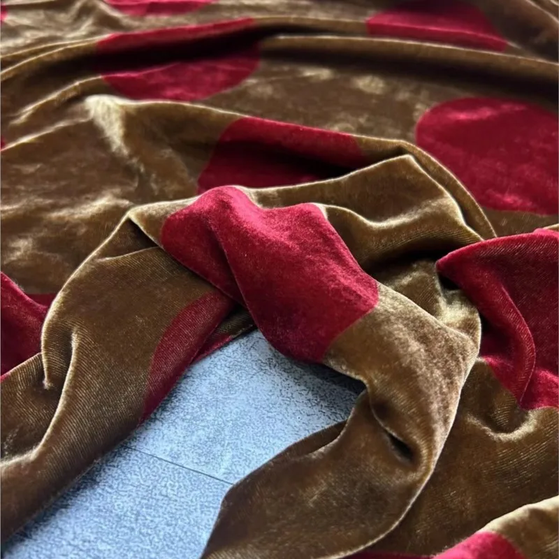 Nuevo tejido estampado de seda y terciopelo para un elegante vestido de traje.