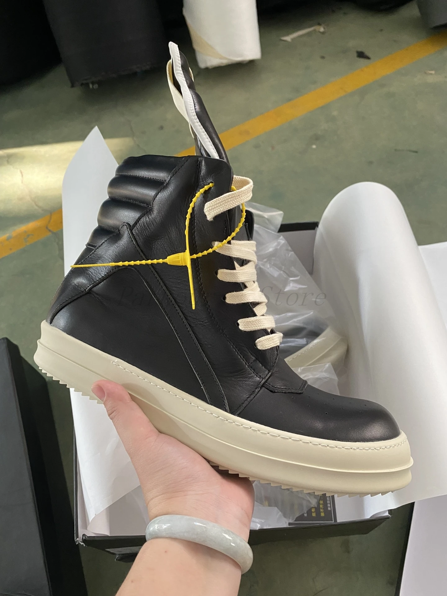 Men's And Women's Black Cowhide Casual Shoes with White Edging And Webbing Inverted Triangle Sports Quality Fashion Design