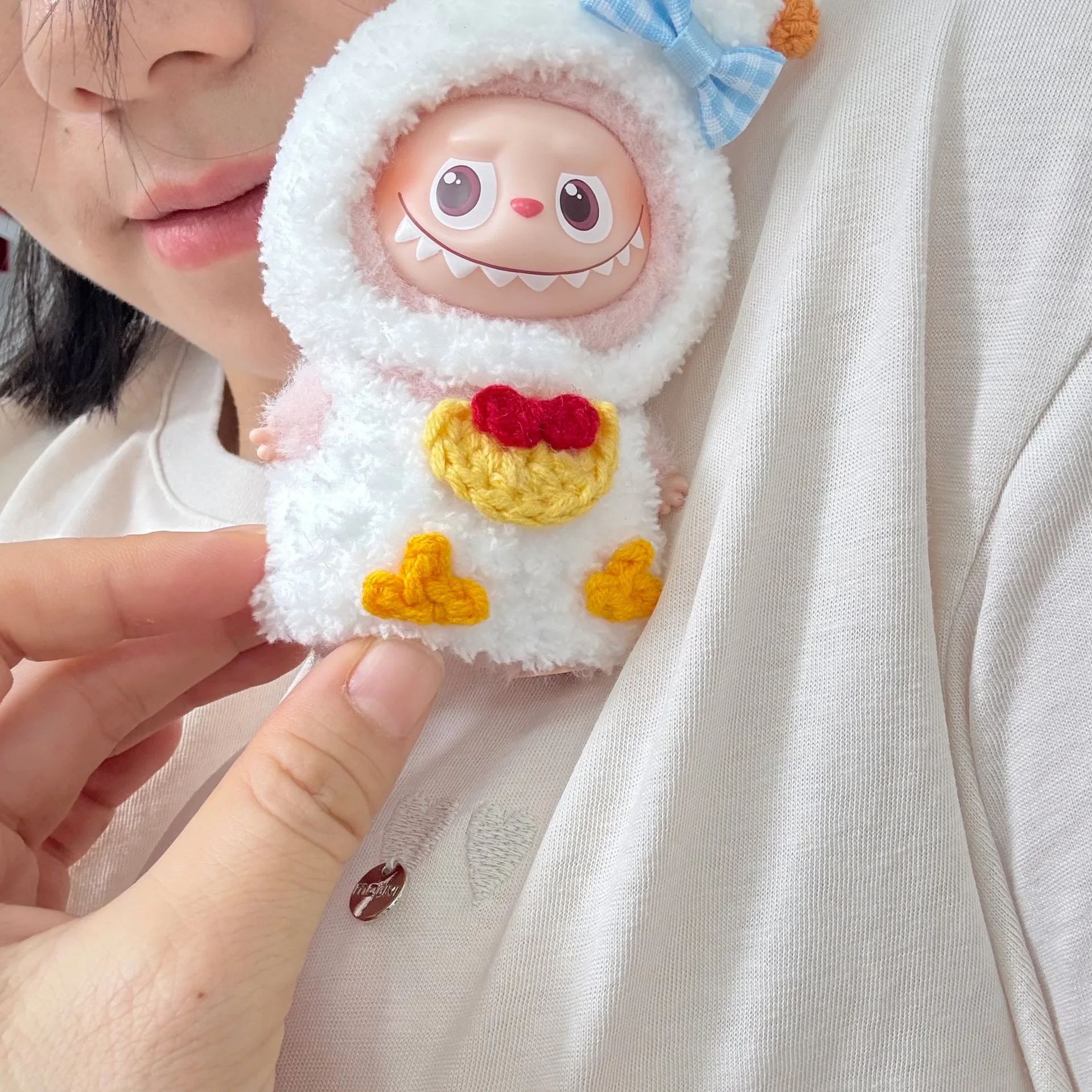 

Labubu 4.0 Одежда для кукол Серия «Сердцевой код»: Новые наряды ручной работы — одежда для лабу в стиле милого большого белого гуся и одежда для лабу