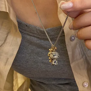 Pendentif champignon en pierre en forme d’œil de tigre tacheté, long collier polyvalent en chaîne de clavicule pour femmes Accessoires exquis de niche pour femmes 10 meilleurs colliers léopards en vente - No 2