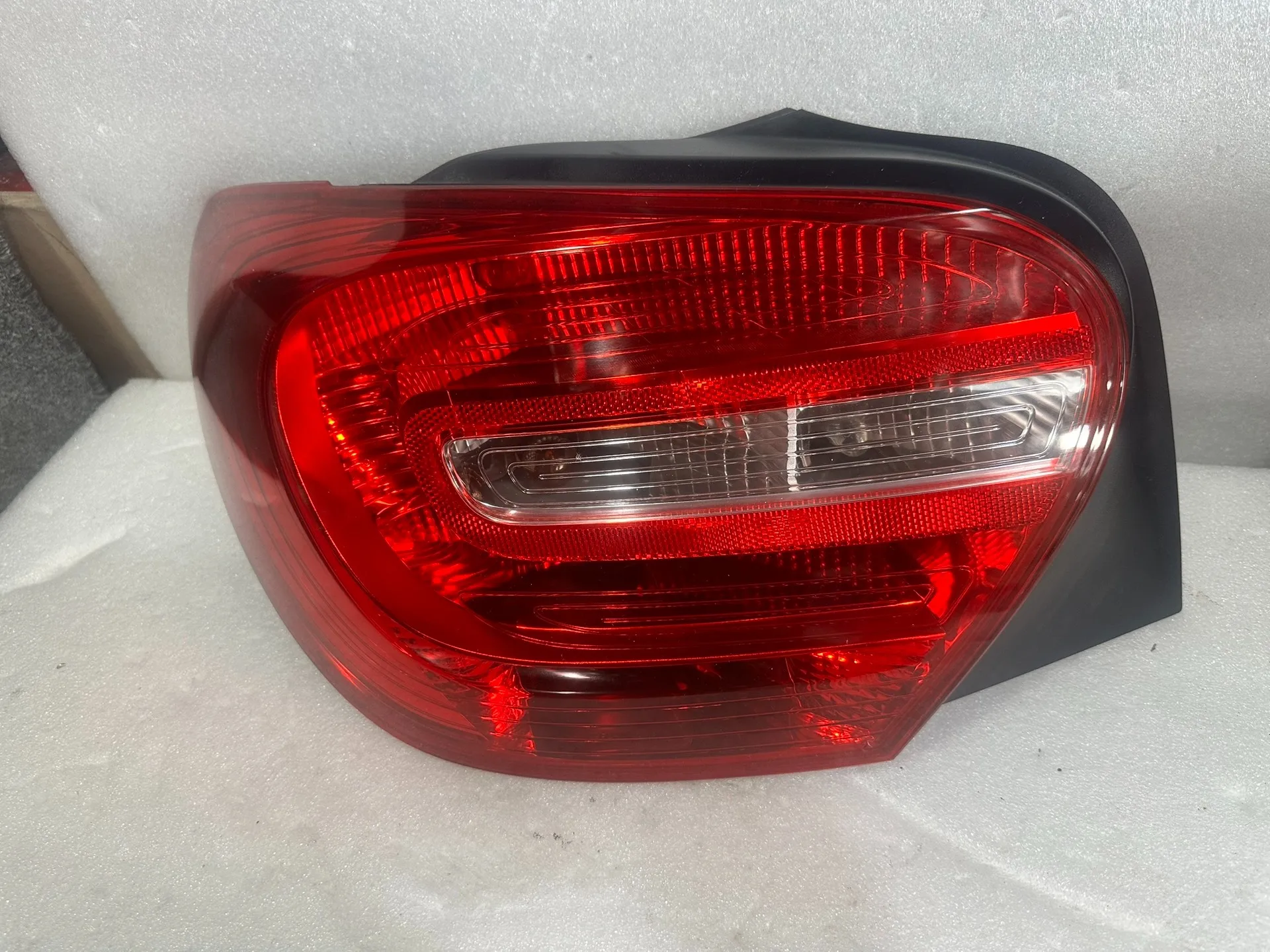 

Подходит для задних фонарей Mercedes-Benz A 2013-2015 Mercedes-Benz W176, стоп-сигнал в сборе, версия ЕС, задние фонари, поворотники Plug and Play