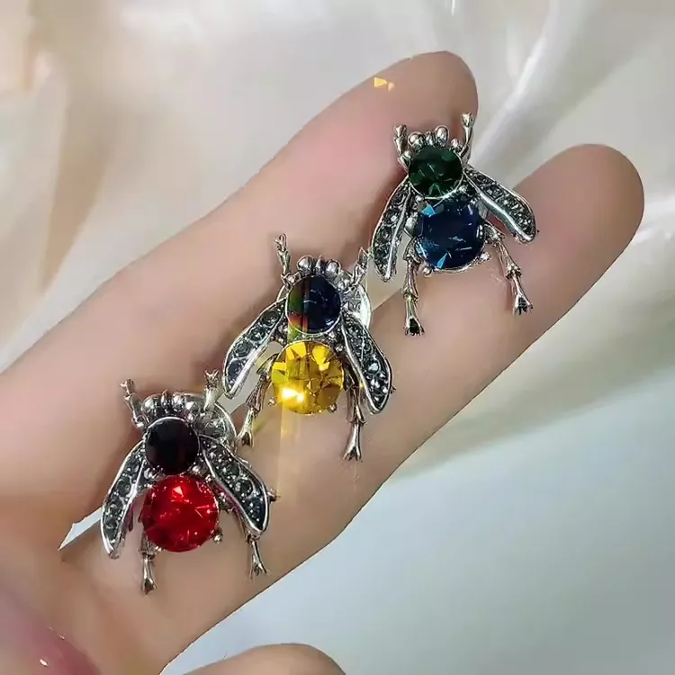 Fashion Little Bees Metal Mini Brooches Pins Men Women Suit Brooch And Pin Broach Metal Buttons Brosche Clips Scarf