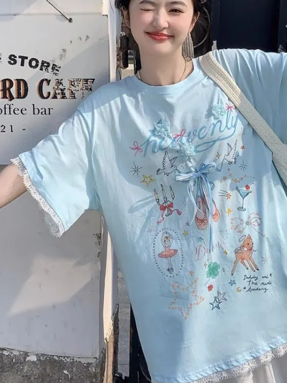 Bluzka damska plus size 300, słodka, młodzieżowa, z wiązaniem, koronkowym zdobieniem, letni nadruk, luźny krój, styl casual.