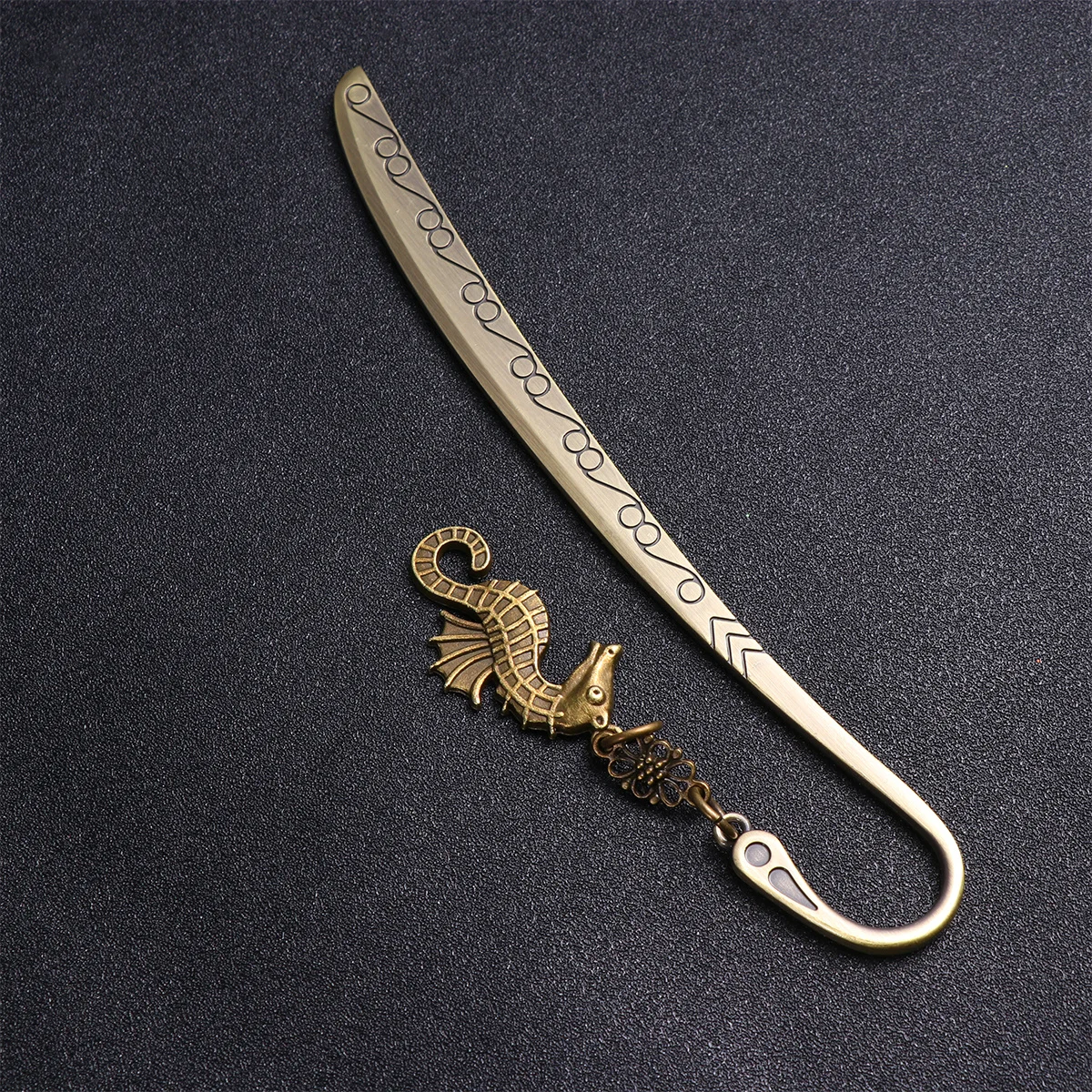 1 segnalibro in metallo modello vintage con ciondolo cavalluccio marino, design creativo per materiale scolastico per ufficio, segnalibro in metallo regalo