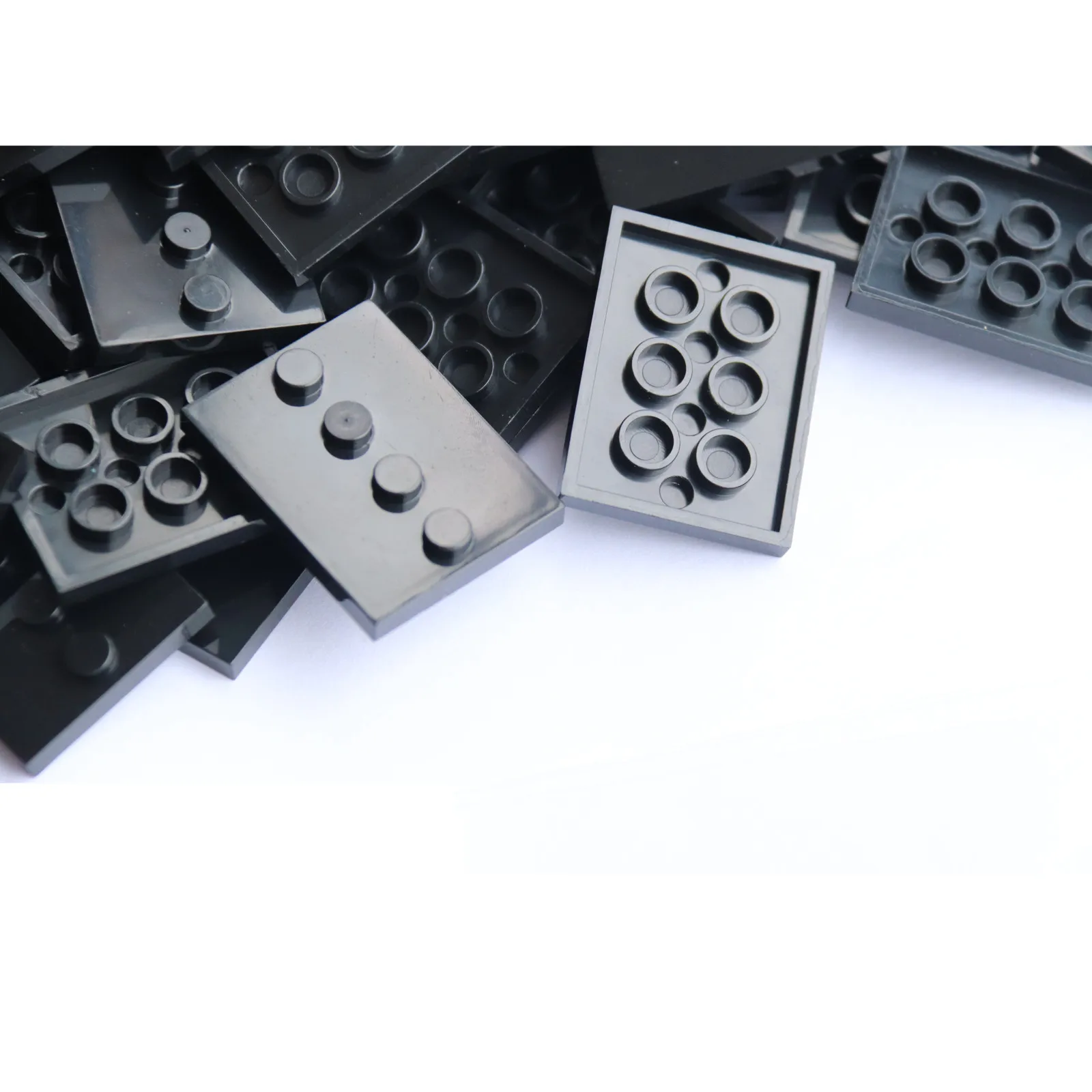 แผ่นฐานตั้งฟิกเกอร์ 50 ชิ้น 100 ชิ้น แบบปรับแต่ง ขนาด 3x4 นิ้ว พร้อม 4 รูยึดตรงกลาง สีดำ ใช้ได้กับฐานตั้งฟิกเกอร์ รุ่น 88646