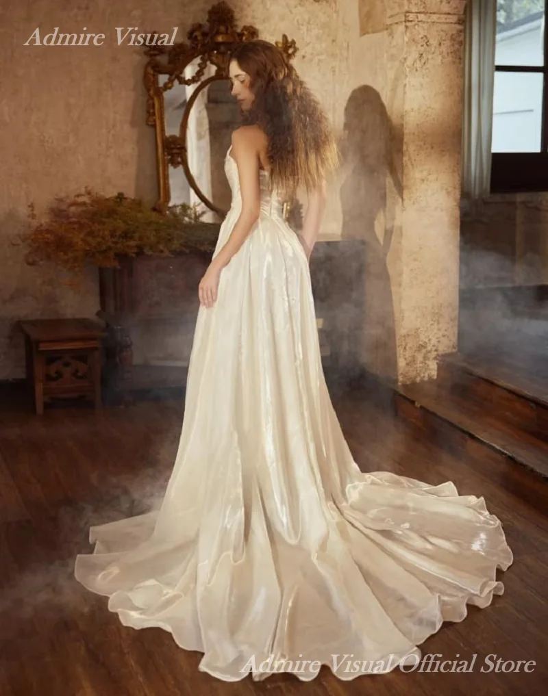 Admire فستان الزفاف البصري على شكل حرف a من الساتان على شكل قلب بدون أكمام ذيل شابيل مع طيات فساتين العروس المخصصة