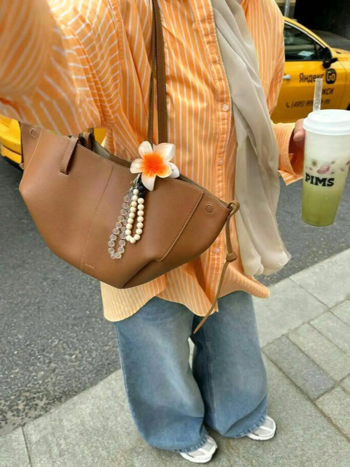 Damska koszula w jaskrawo pomarańczowe paski, styl casual na wczesną jesień, street style z kieszenią, idealna do chodzenia i dojazdów do pracy.