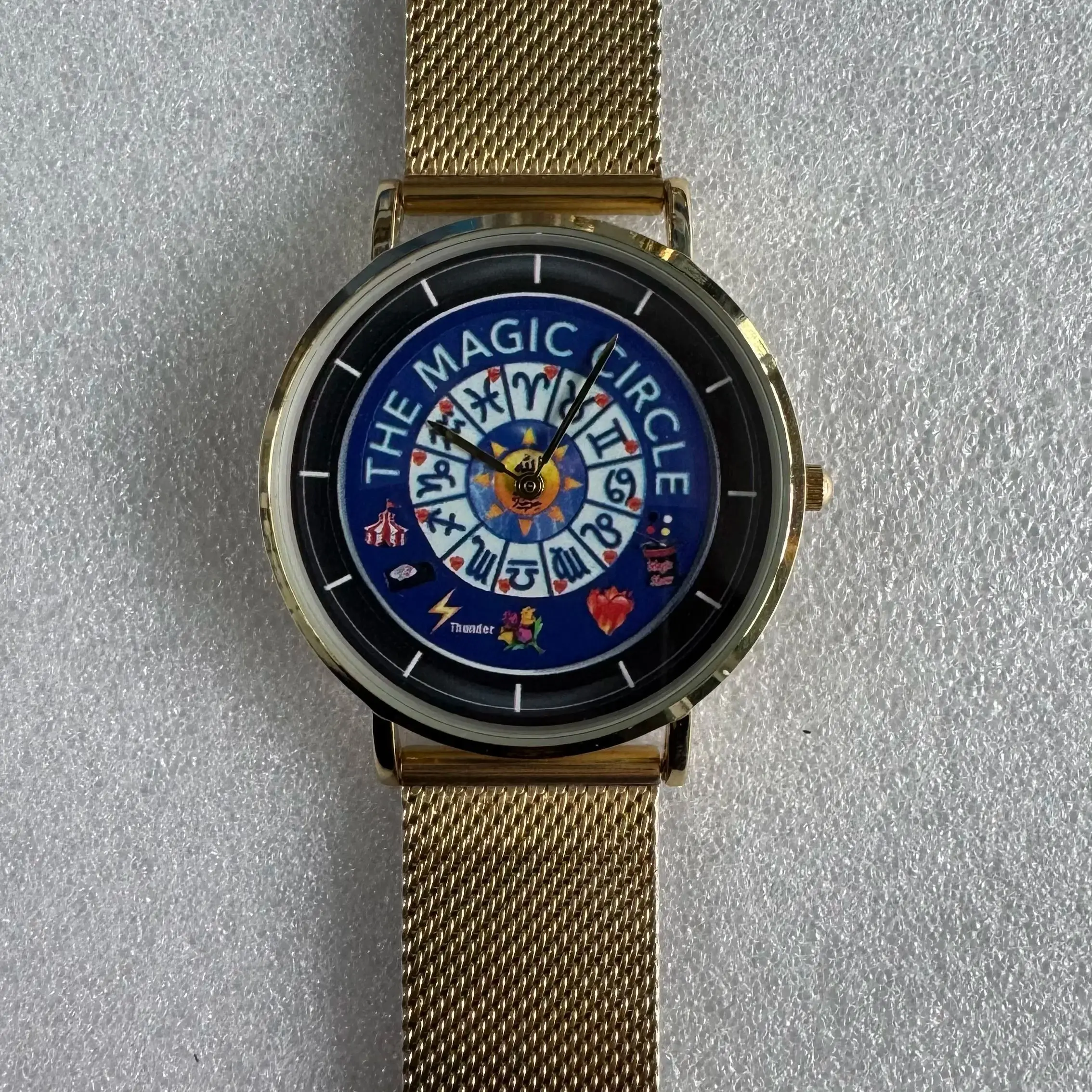 ساعة ذهبية خضراء لامعة بشعار مخصص للجنسين مصممة اصنع شعارك الخاص