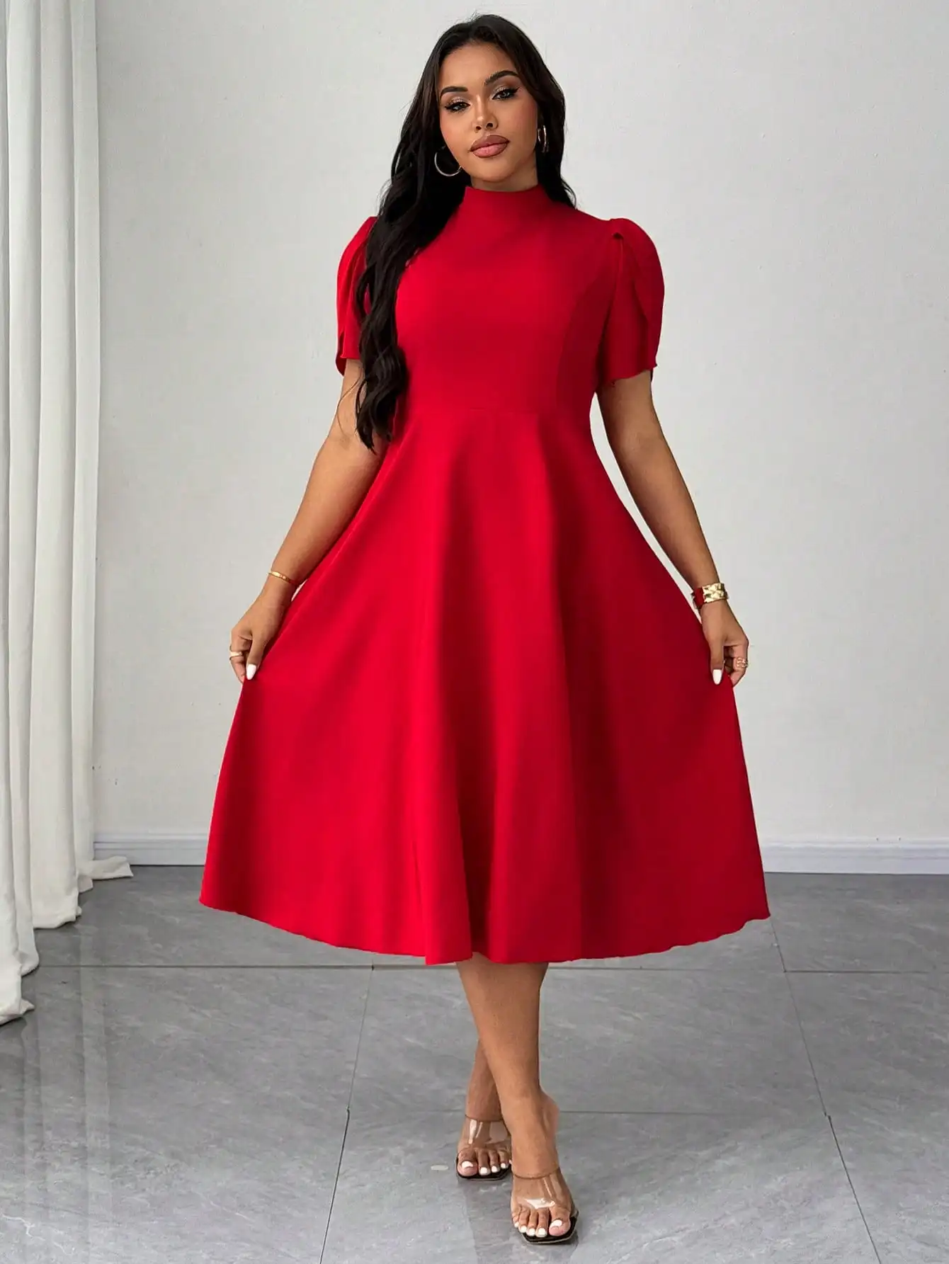 

Красное платье А-силуэта с высоким воротником, короткими рукавами и пышными рукавами, больших размеров