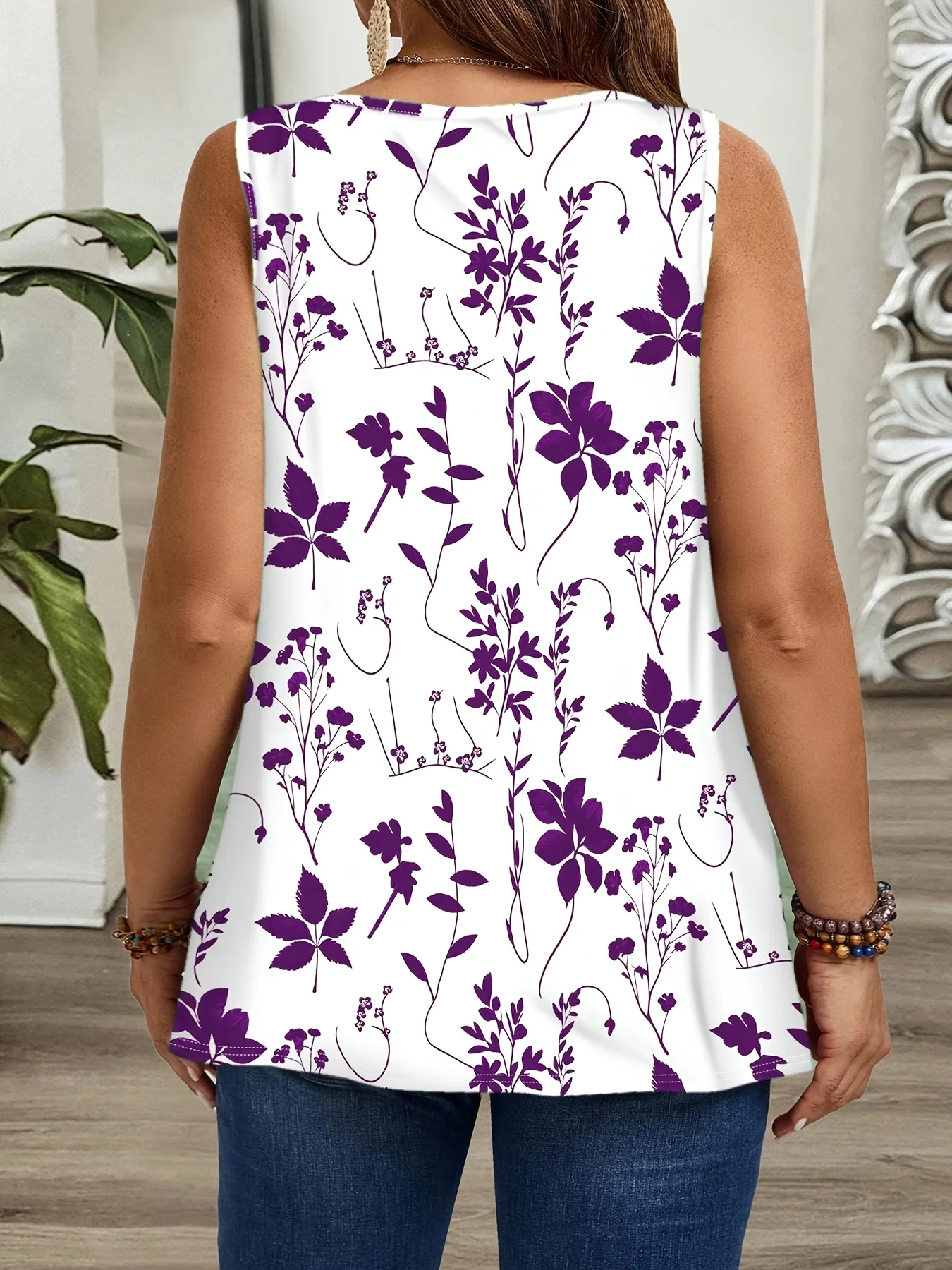 Elegantes ärmelloses Oberteil mit Blumenmuster für Damen in großen Größen für einen bequemen Sommerstil. – Detail 9