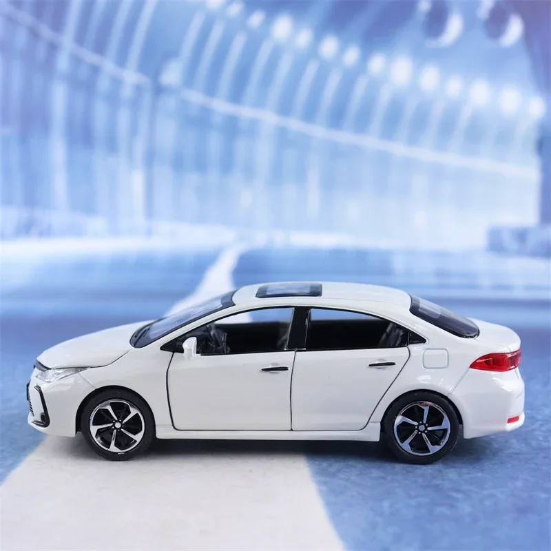 1:32 Toyota COROLLA High Simulation Diecast Metal Alloy Model car Sound Light Pull Back Collection Kids Toy Gifts E185