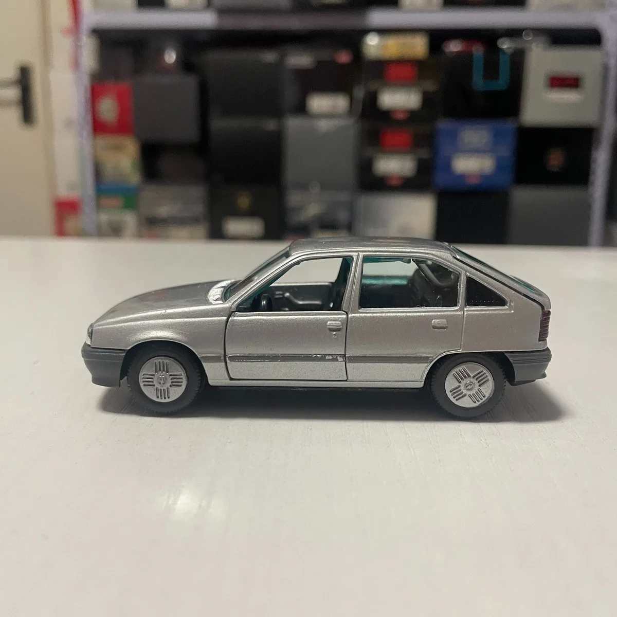 Diecast 1:43 Scale Opel Kadett GLS Alloy Car Model Collection Souvenir Display Ornaments