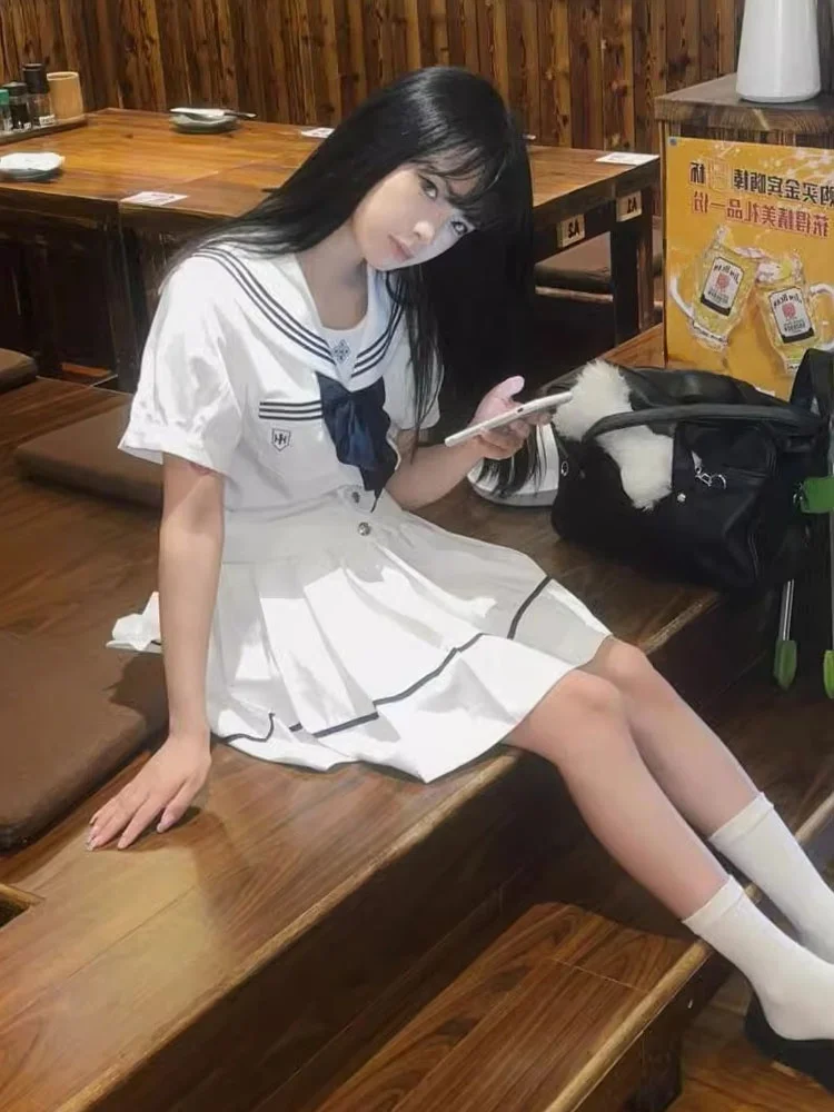 ชุดเซ็ตฤดูร้อนสำหรับผู้หญิง เสื้อครอปแขนสั้นและกระโปรงพลีทเอวสูง ชุดสองชิ้น สไตล์หวานซ่อนเปรี้ยว ช่วยให้ดูผอมเพรียว