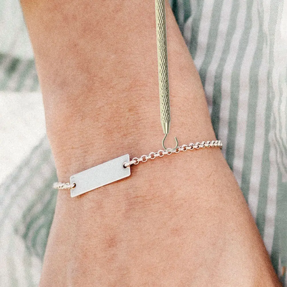 

2Pcs Bracelet Helper Metal Clips Fastener Jewelry Assistance Tool Easy Wearing Aid for Bracelets Necklace Watch Clasp Zipper