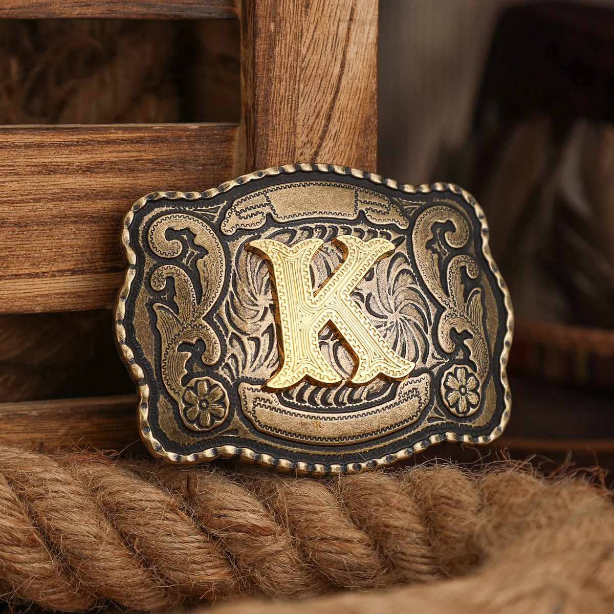 Eine Gürtelschnalle im Western-Stil, aus Metall, mit einer Retro-Gürtelschnalle und einer einzelnen Schnalle mit geprägten Buchstaben. – Detail 17