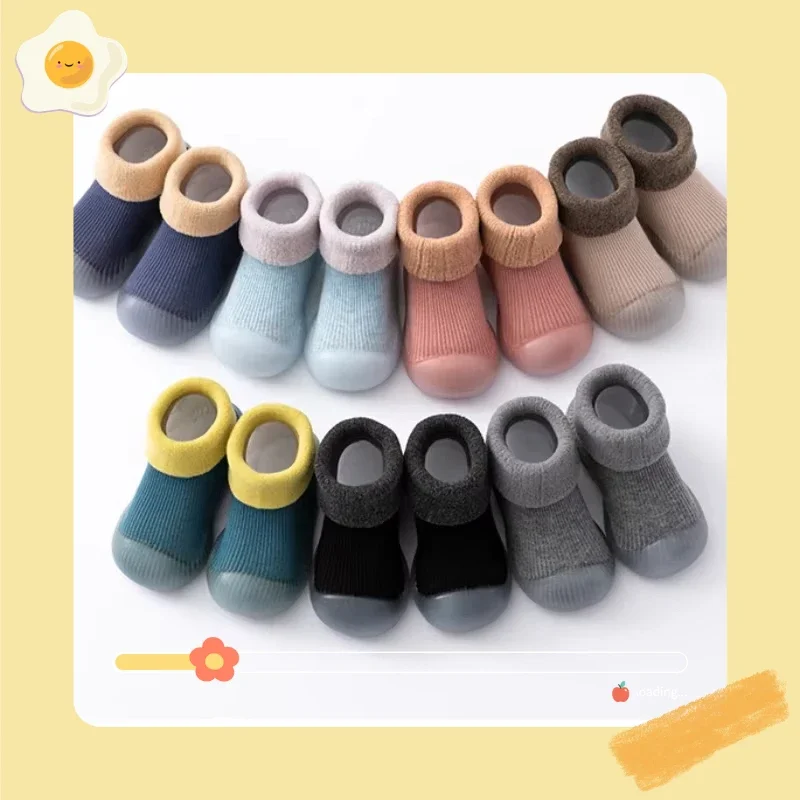 Un par de zapatos versátiles para bebés pequeños con suelas blandas, zapatos de interior antideslizantes para niños y calcetines de suelo, gruesos y cálidos