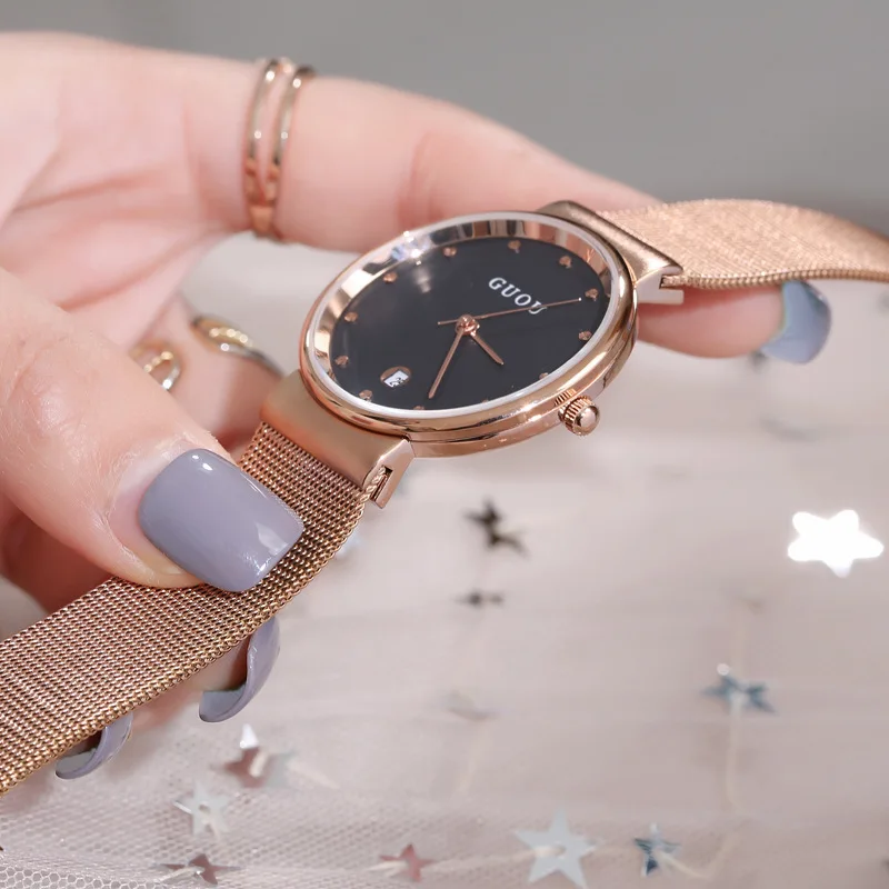 ساعة نسائية جديدة أنيقة وعصرية مع سوار فولاذي مقاوم للصدأ بتصميم بسيط ومينا مرصعة بالألماس. هدية مثالية للنساء.