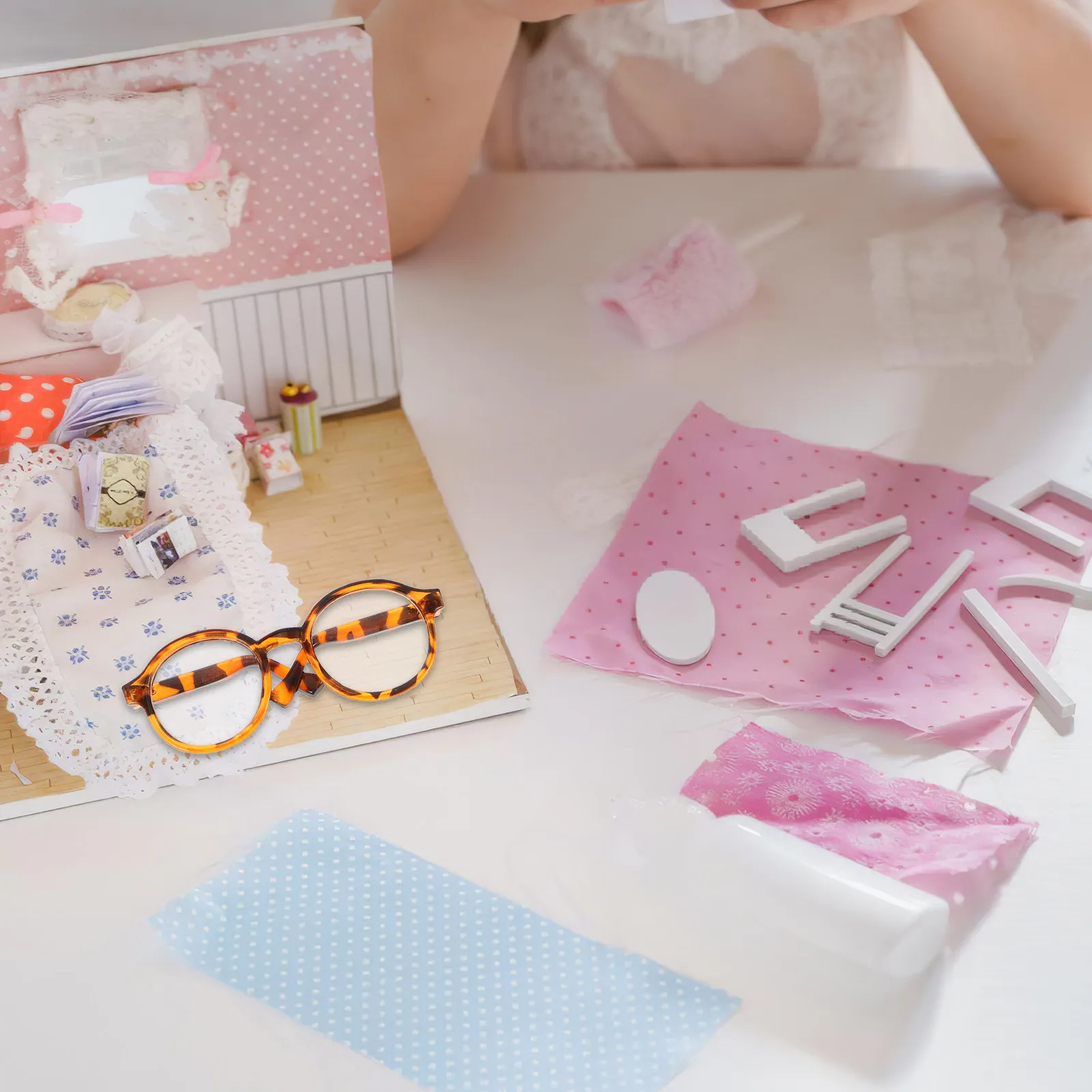 Miniature Dollhouse Sunglasses 4Pcs Plastic Eyeglasses Doll Accessories Pretend Play Nursery Decor