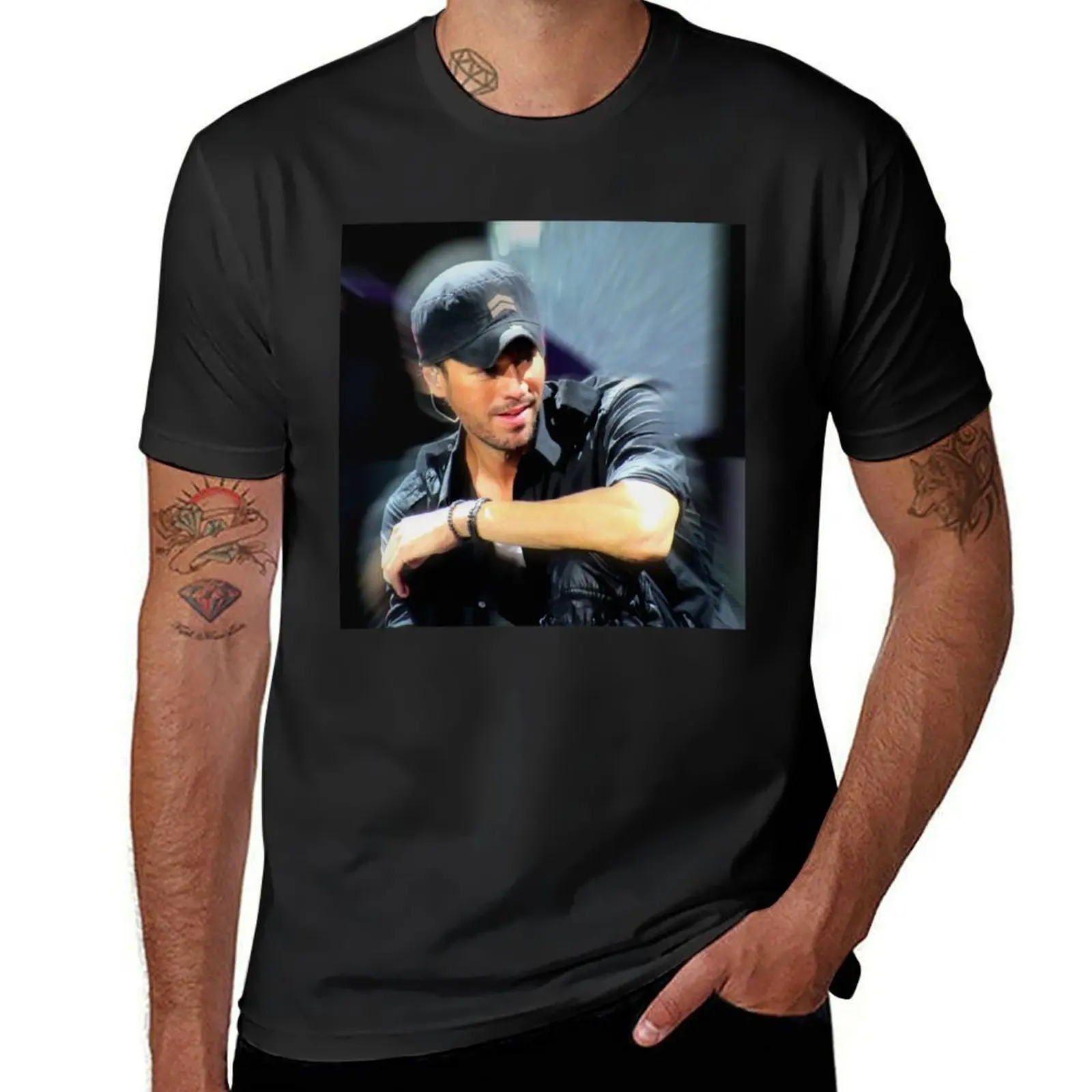 

Enrique Iglesias - looking at you! T-Shirt customizeds sports fans hippie clothes T-shirt men