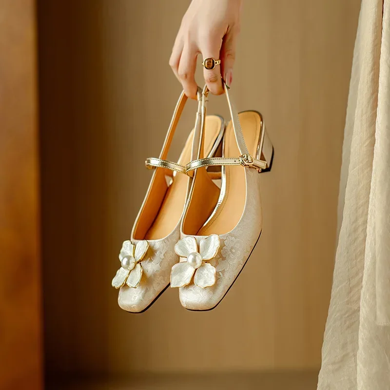 

Лидер продаж, новые женские сандалии в стиле ретро с квадратной головкой и цветочным ремешком, лето 2023, обувь на среднем каблуке с открытой пяткой, Sandalias Mujer