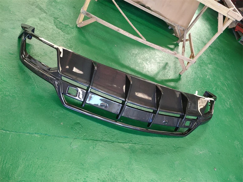 

Для Lamborghini URUS, модифицированного с использованием оригинального карбона, задний диффузор с небольшим обвесом.