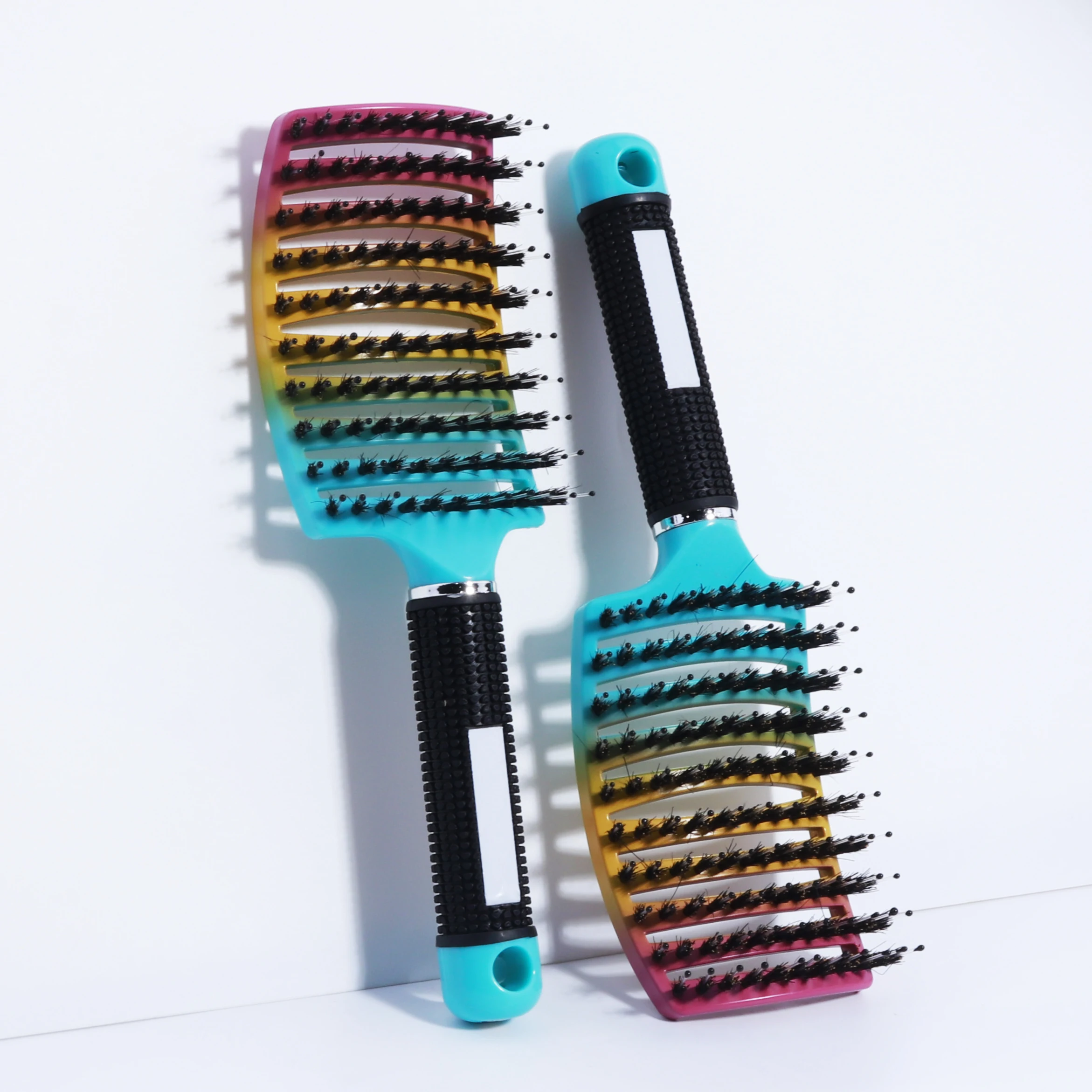 

2 изогнутые дышащие щетки, которые ускоряют сушку, предотвращают спутывание волос, специально предназначены для париков из натуральных волос.