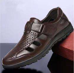 Sandalias de cuero genuino para mediana edad, sandalias de verano hechas a mano para exteriores, zapatos cómodos de cuero con agujeros para la playa para hombre