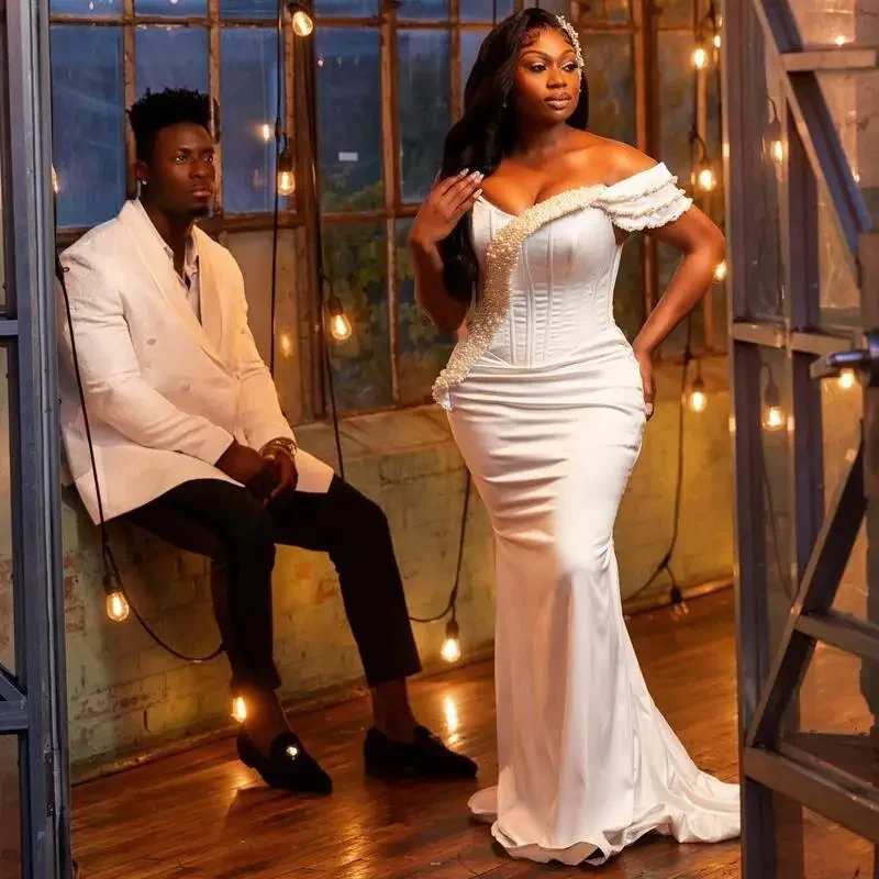 Luxus Aso Ebi Weiße Meerjungfrau 3D Perle Damen Hochzeitskleid Sexy V-Ausschnitt Schulterfrei Kirche Ball Party Brautkleid Maßgeschneidert