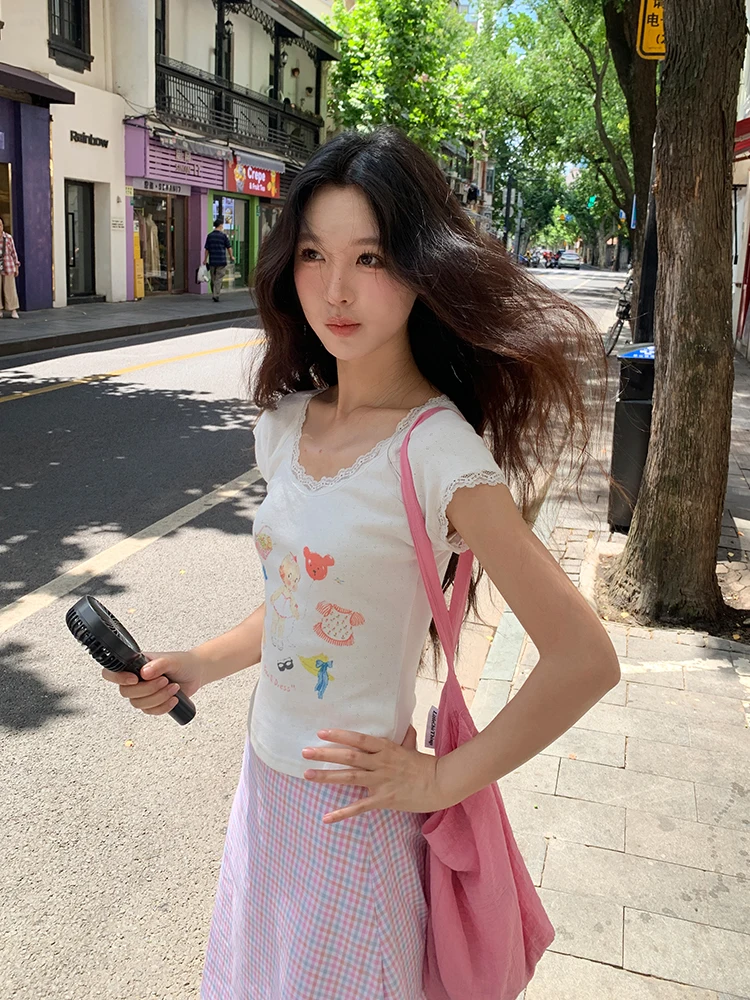 

Новая летняя женская футболка с кружевными вставками и V-образным вырезом, короткий рукав, приталенный крой, повседневный дизайн, укороченный топ, микс брендов