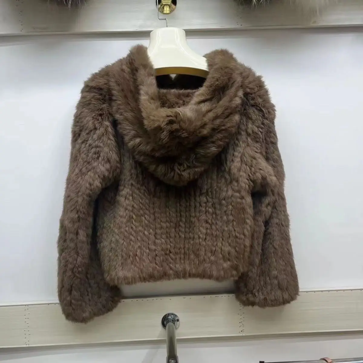 De nieuwe herfst- en winterstijl van gecodeerde dubbelzijdige geweven capuchon Koreaanse stijl korte konijnenbont losse bontjas is jeugdig