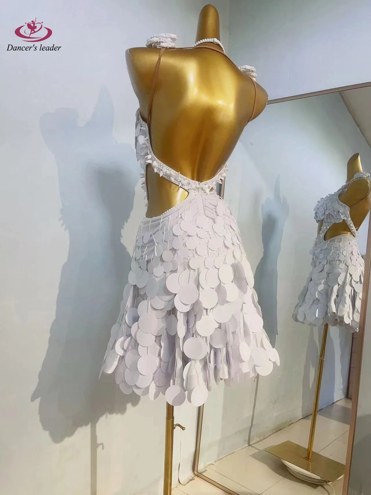 Vestido de competición de baile latino para mujer, vestido de gama alta personalizado con lentejuelas blancas y borlas, cabestrillo hueco, actuación de Samba, diamantes de imitación