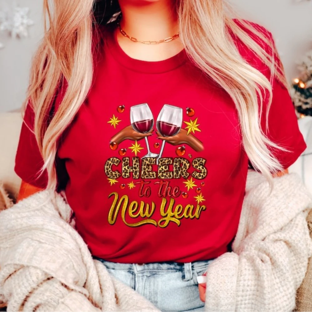 تي شيرت نسائي يهتف للعام الجديد تي شيرت عصري إبداعي 2026 بأكمام قصيرة تي شيرت فضفاض غير رسمي مريح للمهرجانات ملابس للجنسين