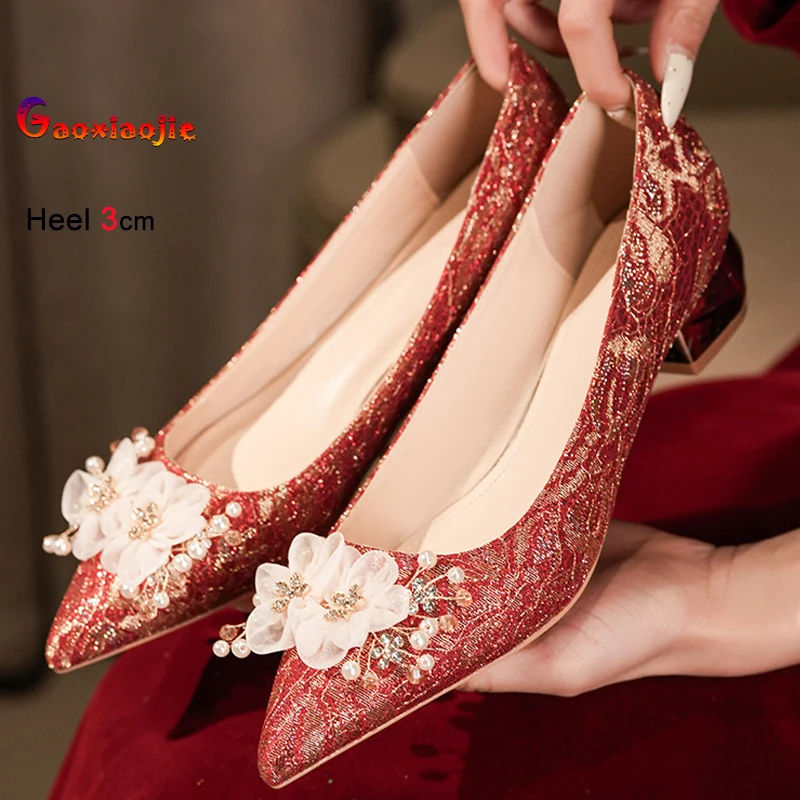 

Женские туфли 2026 года из красной сетчатой ткани на толстом квадратном низком каблуке 3 см, с острым носком, с жемчужными цветами, с неглубоким вырезом, свадебные туфли-лодочки