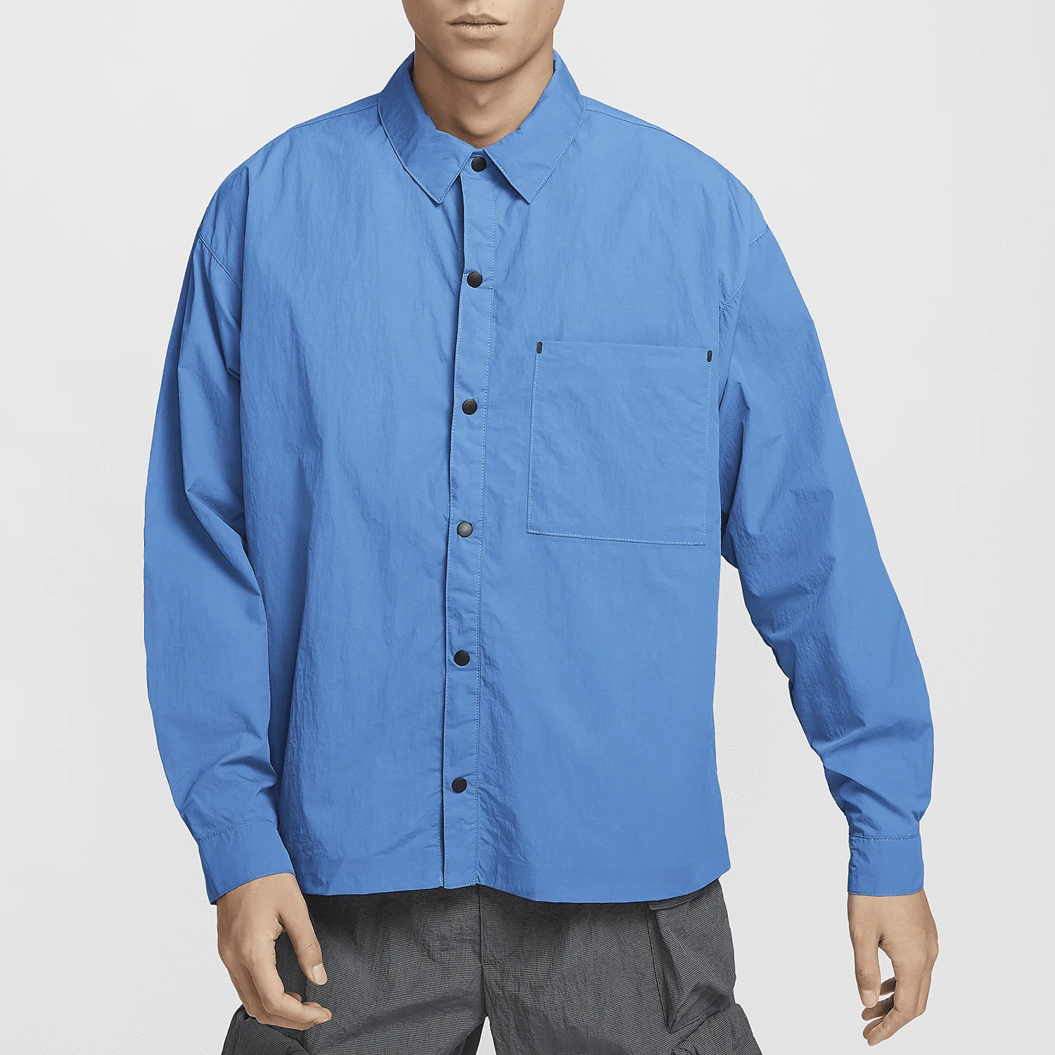 

Оригинальная весенняя новая мужская простая тканая рубашка с длинными рукавами и лацканами от Nike DX0206-402