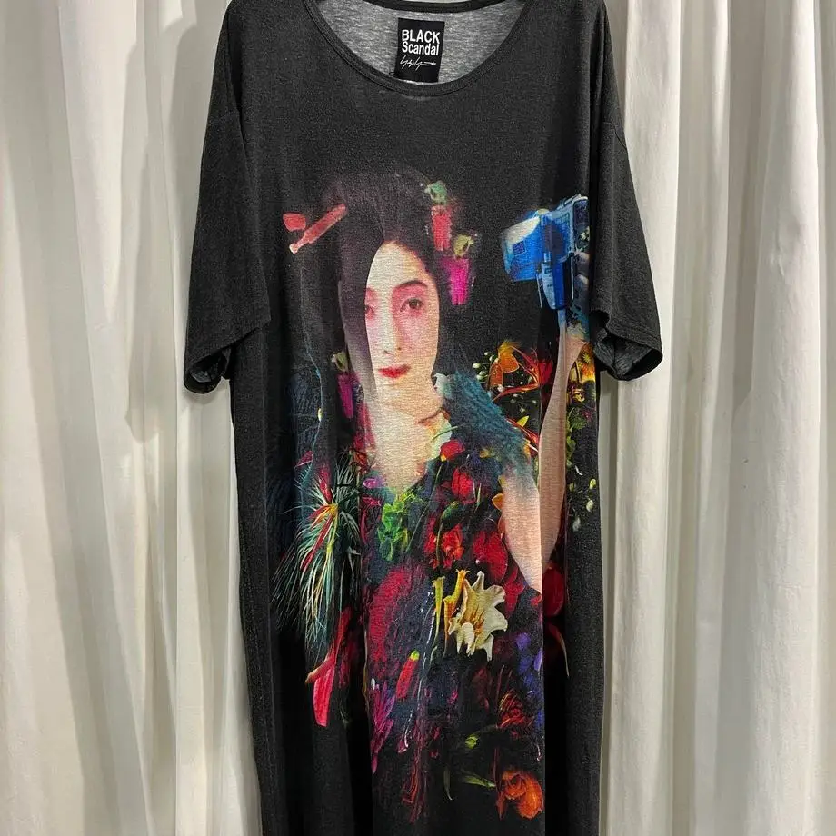 

TOP-YAMAMOTO ® Black sleeveless T-shirt made of pure co Sporty-style zipper tank top with wide shoulders and a large back panel.