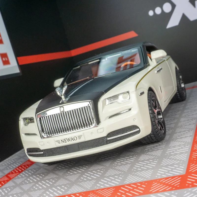 

Модель автомобиля из сплава Rolls-Royce 1:24 двери с обеих сторон, которые можно открыть, а также можно открыть передний капот и дверь багажника.