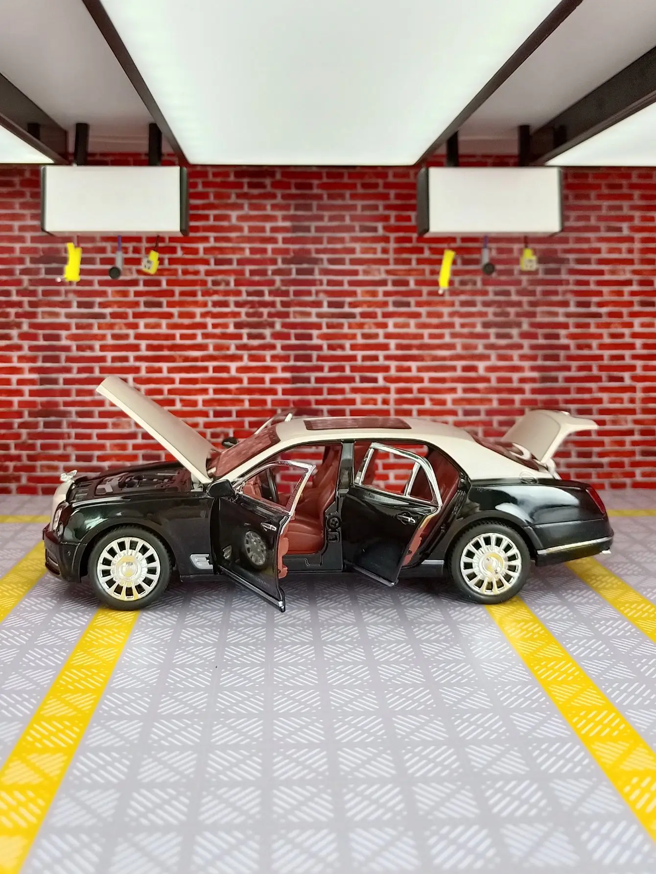 1:24 simulation Bentley alloy car model doors and engine hood, trunk can be opened has simulated sound and lighting functions