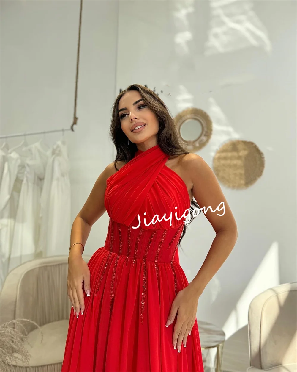 Vestidos largos informales personalizados de gasa con pliegues y lentejuelas, corte en A, cuello Halter, vestidos para ocasiones a medida, intrincados y elegantes