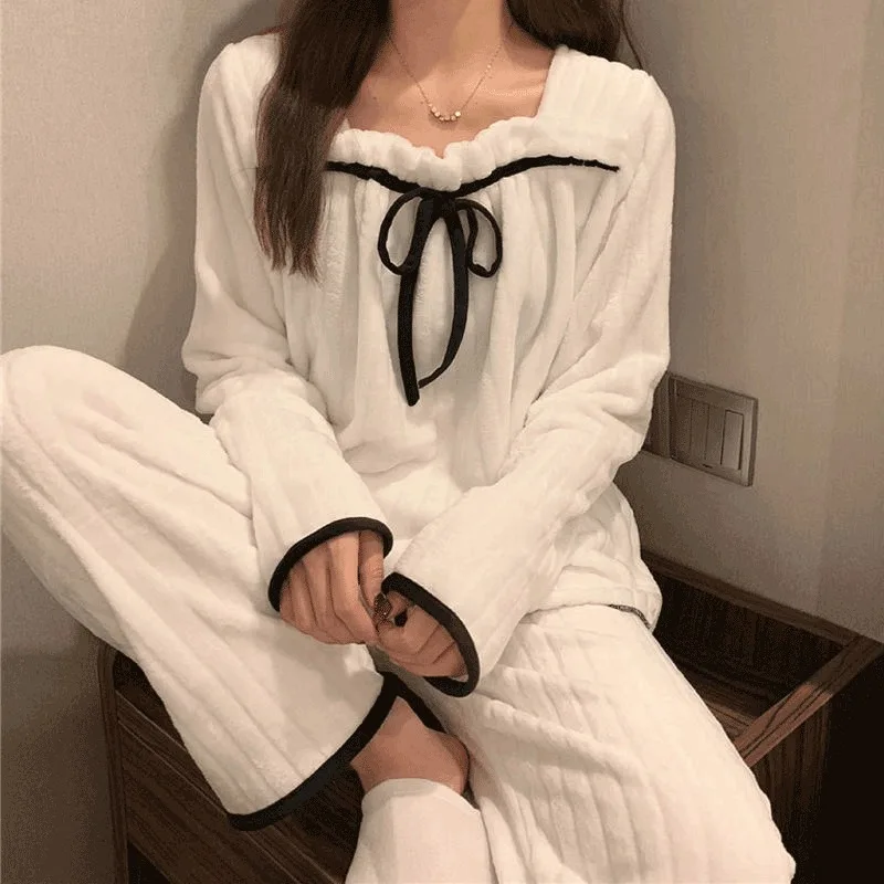 This Autumn and Winter Fashion Women's Coral Fleece Thickened Long-sleeved Cute Loose Flannel Home Wear Set Can Be Worn Outside.