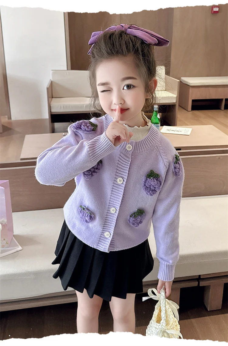 Niedliche Baby-Mädchenkleidung, Herbst-Oberbekleidung, Kinder-Strickjacke in Hellviolett mit Erdbeer-Motiv, Pullover für Mädchen, violette Strickwaren – Detail 4