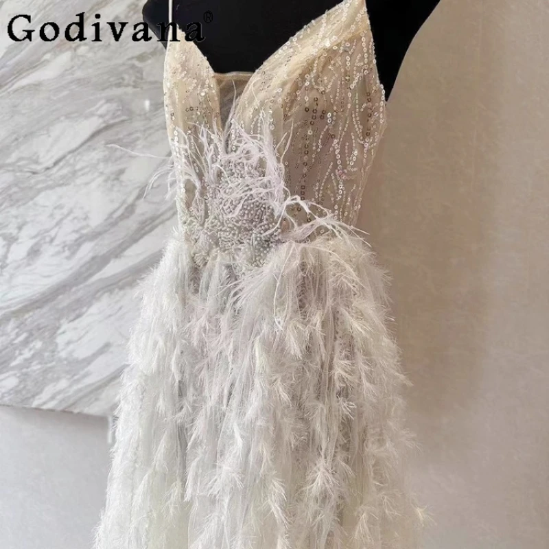 Vestido de fiesta de hadas de plumas de lujo francés para mujer, vestido de temperamento de diosa con tirantes de lentejuelas blancas, vestido de vacaciones de verano para mujer