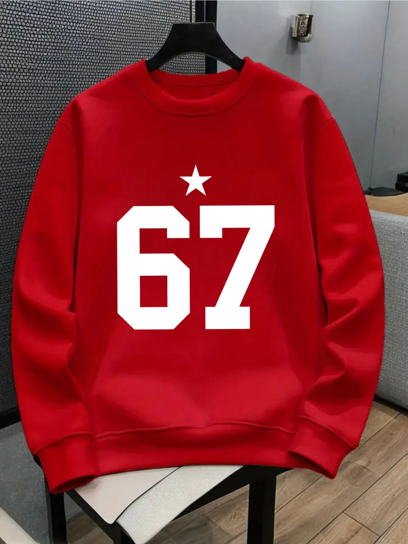The third prize winners for autumn/winter wore long-sleeved crew neck sweatshirts printed with the number 67 and star patterns.