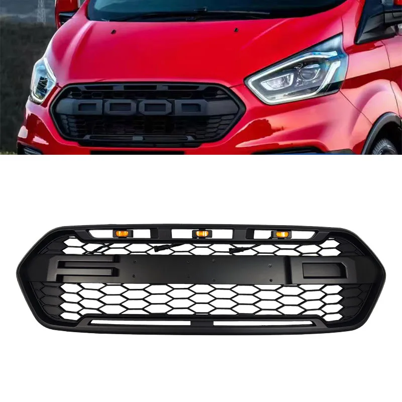 2018-2023 Średniej wielkości, przeznaczona do Forda Transit Custom, wyposażona w zmodyfikowaną, siatkową, stylizowaną w rap grill przednią, wykonaną z materiału ABS, grilli wyścigowe.